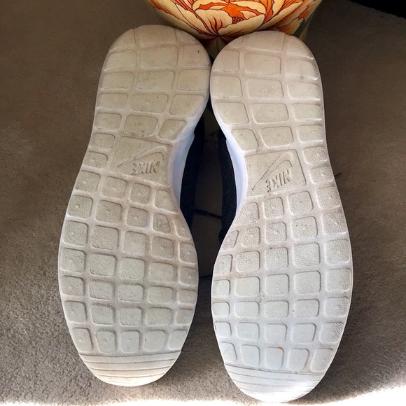 Nike, Roshe One Running Shoe, Size 8 - Picture 6 of 7